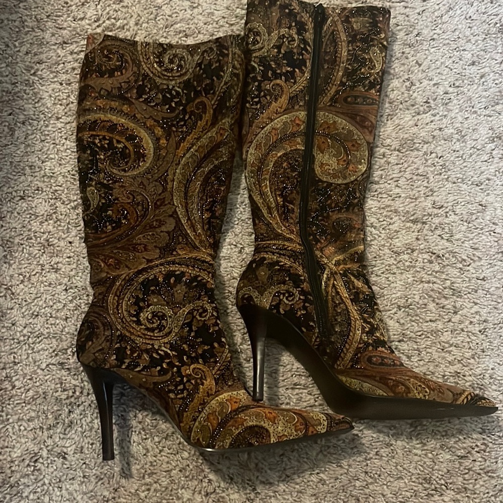 Patterned boots in good condition for women with thin feet and legs